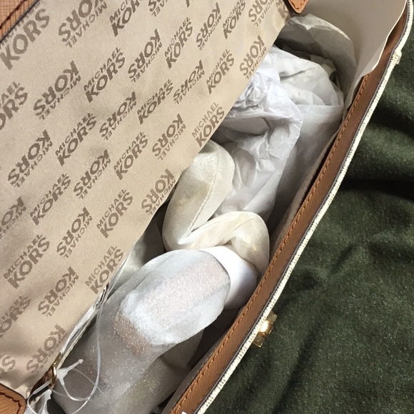 🆕Michael Kors Satchel Tina Size M Vanilla/Acrn - Picture 3 of 8